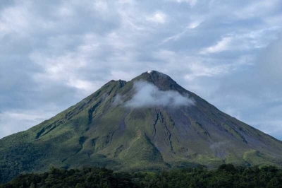 В Индонезии туристка погибла на глазах у мужа, упав в кратер вулкана